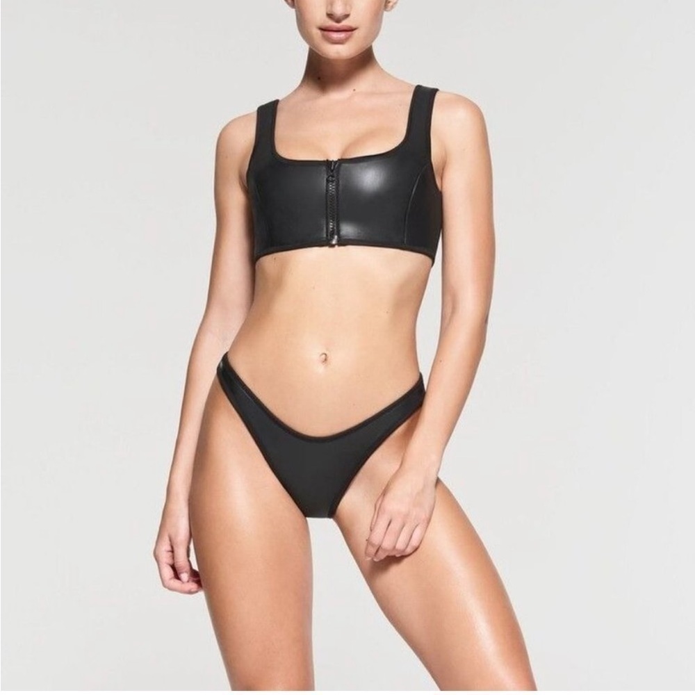 SKIMS Swim Rubberized Scuba Scoop Neck Bikini Top Onyx Size XXS SKU:41R